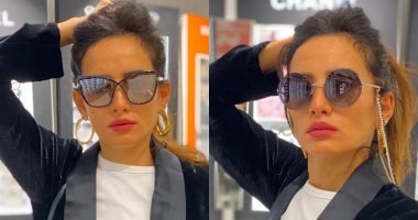 حيرة لذيذة.. زينة تستعين بمتابعيها لاختيار نظارتها الجديدة
