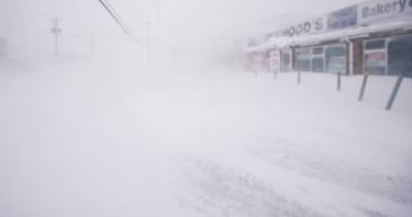 عاصفة ثلجية تغطى المنازل والسيارات بكندا.. فيديو