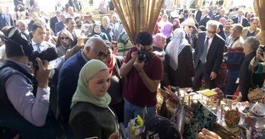 صور.. وزيرة التضامن الإجتماعى والسفير الإيطالى يتفقدان معرض المنتجات البيئية بالخارجة