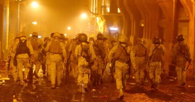 الأزمة اللبنانية دون حلول.. ميشال عون يلتقى قادة الأجهزة الأمنية لمواجهة جماعات الشغب.. والحريرى: استمرار تصريف الأعمال ليس هو الحل.. وتأخر تشكيل الحكومة اللبنانية الجديدة يؤجج الأزمات بالشارع