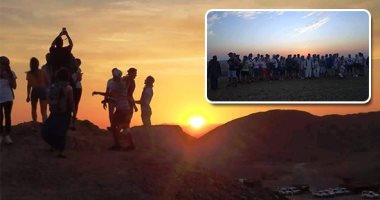 سفارى الغروب فى مرسى علم.. سلسلة جبال البحر الأحمر تجذب السائحين.. الأوروبيون الأكثر إقبالا على زيارتها لمتابعة غروب الشمس.. ويقضون ليال فى حضن الصحراء لرؤية جمال النجوم والسهر على أضواء القمر.. صور