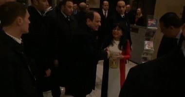 فيديو.. مصرية تصافح السيسى بعد وصوله أحد فنادق لندن: أنت حميتنا وربنا هينصرك
