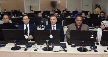 رئيس جامعة عين شمس يتفقد الفصل الذكى وسير الامتحانات فى كلية الهندسة.. صور