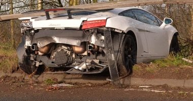 حارس مانشستر يونايتد ينجو من حادث مروع بعد ثنائية ليفربول.. صور 