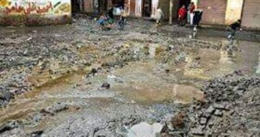 "سيبها علينا".. تجمعات كثيفة لمياه الأمطار والصرف الصحى بقرية المندورة بكفر الشيخ