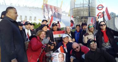 صور.. محمد فؤاد يغنى للجالية المصرية فى لندن أمام مقر انعقاد قمة الاستثمار البريطانية الأفريقية