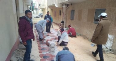 لأول مرة.. بدء رصف الشوارع الضيقة والأزقة ببلاط انترلوك بمطروح.. فيديو و صور