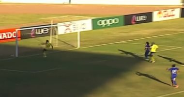 طرائف الدورى.. لاعب دجلة يحرم فريقه من الهدف الرابع فى شباك أسوان.. فيديو