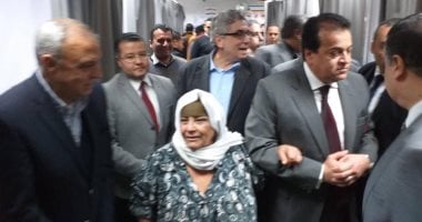 سيدة تشكو تأخر علاج ابنتها بمستشفى بنها الجامعى.. والوزير التعليم العالى يصطحبها لمتابعة الحالة.. صور