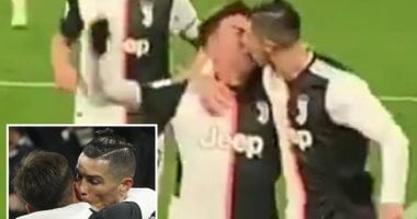 قبلة كريستيانو رونالدو لـ ديبالا تثير الجدل فى يوفنتوس.. فيديو