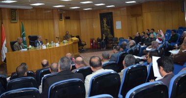 محافظ المنيا يناقش موقف تنفيذ الخطة الموحدة ويؤكد: البنية الأساسية والمرافق أولوية