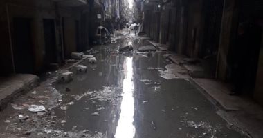 غرق شارع ببولاق الدكرور فى مياه الصرف الصحى. .والأهالى يستغيثون منذ سنوات
