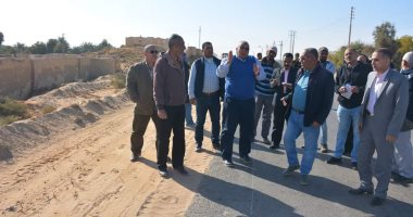 صور .. محافظ الوادى الجديد يتفقد أعمال توسعة وإزدواج طريق البرمودى بالخارجة