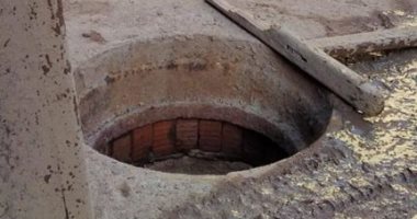 صور.. لصوص يسرقون غطاء بيارة صرف صحى أمام مسجد المتولى الأثرى بالمحلة