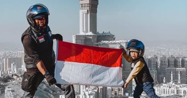 رحالة إندونيسى وطفله يصلان مكة عبر "موتوسيكل" لأداء العمرة بعد 8 شهور