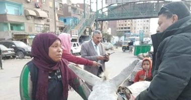 رواد "فيس بوك" ينتقدون صورة سحب رئيس حى شبرا عربة كارو من سيدة وطفليها