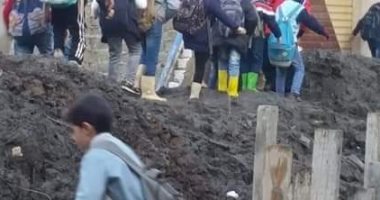 "سيبها علينا".. كسر ماسورة مياه بسبب أعمال الصرف الصحى ببرج مغيزل كفر الشيخ