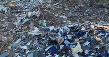 قارئ يشكو من تراكم مخلفات الزجاج على جانبى طريق بقرية جراح بالدقهلية