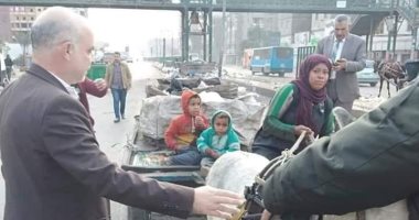 حى شرق شبرا الخيمة يسلم سيدة الكارو عربتها وتتعهد بعدم نبش القمامة