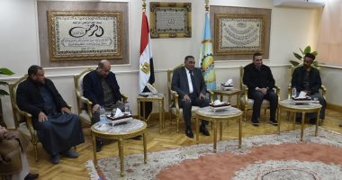 محافظ مطروح يستقبل مشايخ واحة سيوة للاستماع إلى مطالبهم واحتياجات الواحة