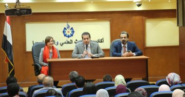 وزير التعليم العالى يلتقى طلاب كليات الطب قبل سفرهم للتدريب باليابان