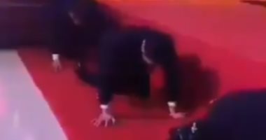 مسئولون بشركة صينية يزحفون أمام موظفيهم عقابا لعدم تحقيق نسبة المبيعات.. فيديو