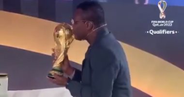 قرعة تصفيات كاس العالم 2022.. شاهد قبلة ديساييه للكأس قبل انطلاق القرعة
