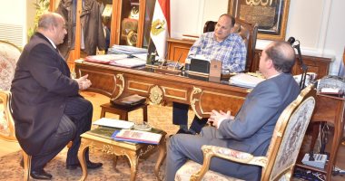 محافظ أسيوط يناقش سبل تنفيذ مشروعات بـ94 مليون جنيه للحد من الهجرة غير الشرعية