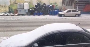 الثلوج تغطى البيوت والشوارع فى مدينة الشوبك جنوب الأردن.. فيديو