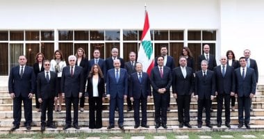 لبنان يعلق آماله بحكومة "الفرصة الأخيرة".. 20 حقيبة تكنوقراط تستعد لمواجهة الأزمات.. قصر بعبدا يستضيف أولى الجلسات.. وحسان دياب: سنعيد الأموال المنهوبة.. والرئيس: معالجة الأوضاع الاقتصادية أولوية