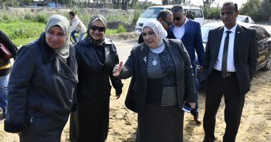 صور.. رئيس جامعة قناة السويس تفتتح أعمال التجديد بمدرسة الفصل الواحد بالكيلو 12