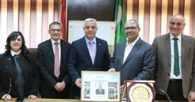 رئيس جامعة المنوفية يشهد تكريم عميد كلية الطب السابق