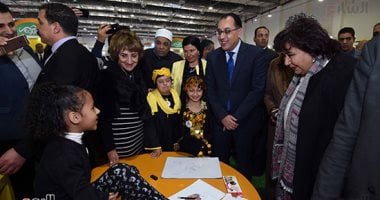 طفلة من ذوى الهمم بمعرض الكتاب لرئيس الوزراء: نفسى أطلع مهندسة ديكور