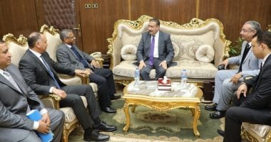 محافظ المنوفية يلتقي وفدا من المنطقة التكنولوجية بالسادات بمكتبه بالمحافظة