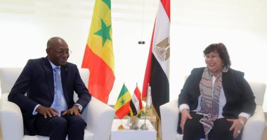 إيناس عبد الدايم تلتقى وزير ثقافة السنغال وسفيرها بمعرض الكتاب