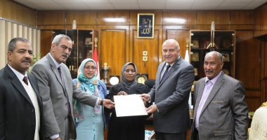 محافظ قنا يكرم سيدة من مركز الوقف تعمل فى مجال البناء والمعمار.. صور