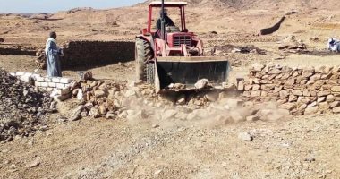 إزالة تعديات خارج الزمام وعلى امتداد الطريق السريع بأسوان