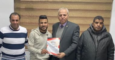 شاهد ..أحمد عفيفي يوقع للإنتاج الحربي 3 مواسم ونصف