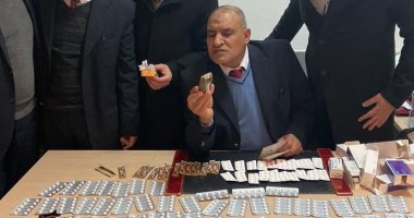 ضبط راكب سويسرى بمطار القاهرة بحوزته كمية كبيرة من المواد المخدرة.. صور 