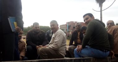 معلمون يستقلون جرار زراعى لنقلهم للجنة امتحانات.. ومحافظ كفر الشيخ يعتذر
