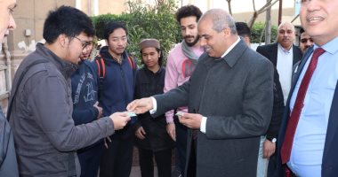رئيس جامعة الأزهر يوزع دعوات مجانية دائمة لمعرض القاهرة الدولى للكتاب على الطلاب