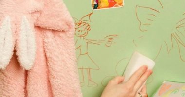 بالخل والصابون السايل وحاجات تانية.. كيف تحافظين على نظافة ورق الحائط؟