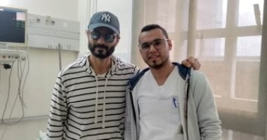 ممرض بالقصر العينى يشارك "صحافة المواطن" صورته مع خالد النبوى