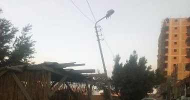 أهالى شارع سعد زغلول بكرداسة يشكون من أعمدة الإنارة المائلة