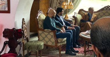 أحمد صلاح حسنى يشارك جمهوره بصورة من كواليس "ختم النمر"