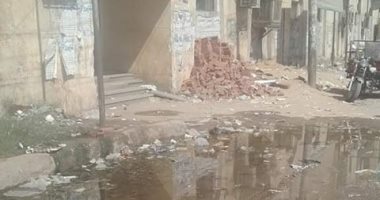 مياه الصرف الصحى تحيط بشوارع مستشفى أدفو وتمتد داخلها فى أسوان.. صور