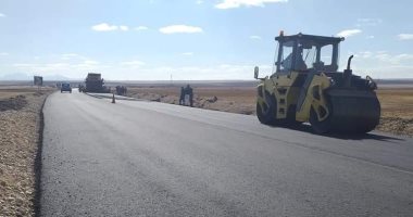 صور.. أعمال رفع كفاءة الطرق بمحافظة البحر الأحمر