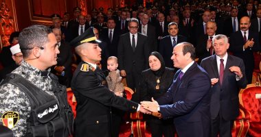 السيسى لرجال الشرطة والجيش: ما تخوضونه من حرب ضد الإرهاب محل تقدير