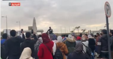 عزف أغنية عيش بشوقك لتامر حسنى فى معرض الكتاب.. فيديو