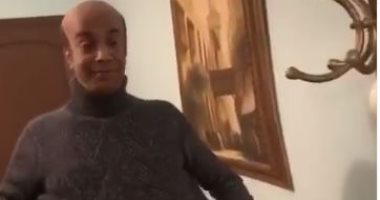 "أدام مراياتها تتدلع براحتها".. فيديو ساخر جديد للفنان سليمان عيد